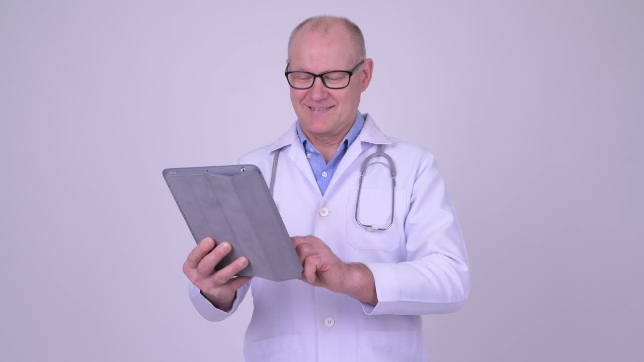 fotografía de estudio de un hombre viejo y guapo, doctor.