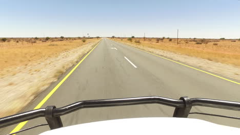 carretera vacía en namibia con 4x4