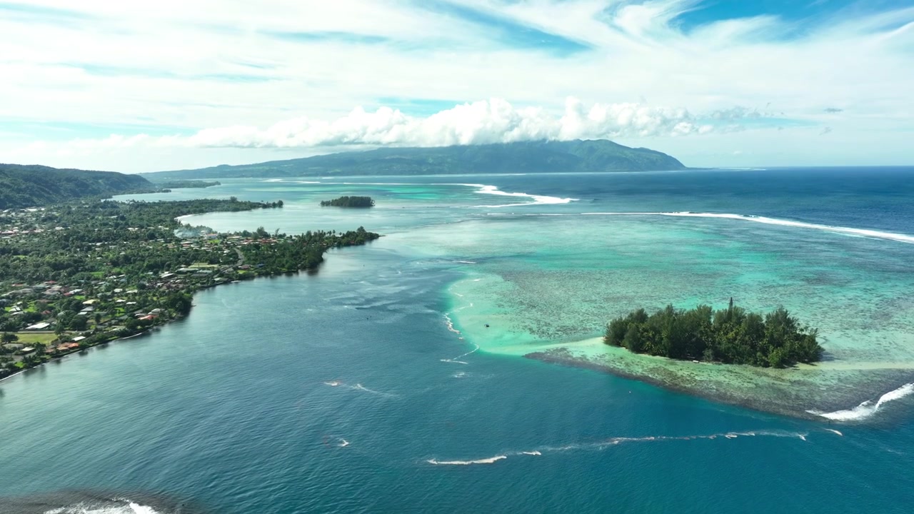Kaunis trooppinen saari turkoosilla laguunilla, rehevällä rannikolla ja kirkkaalla sinisellä vedellä Tahitilla.