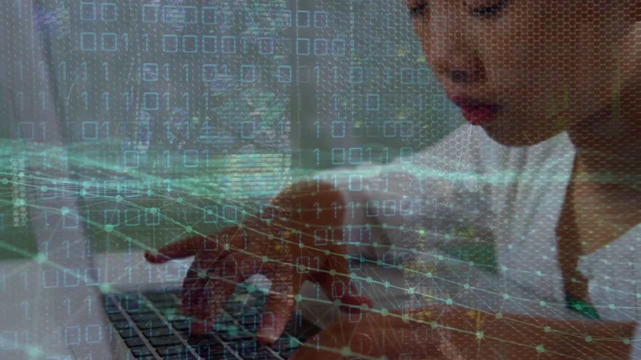 animación de onda digital y codificación binaria sobre chica asiática usando portátil en la escuela