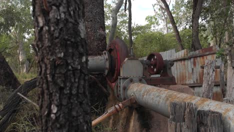 Bomba-De-Agua-Vieja-Y-Oxidada-En-El-Interior