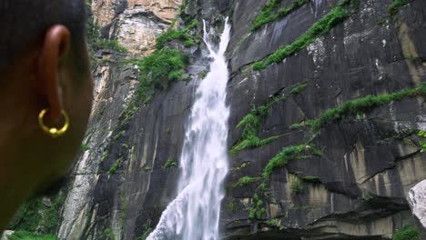 hombre mirando hacia la cascada de jogini en busca de inspiración