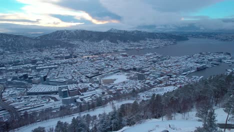 Vista-Aérea-De-La-Naturaleza-De-La-Ciudad-De-Bergen-En-La-Colina-Fløyvarden-Bålplass,-Invierno-En-Noruega