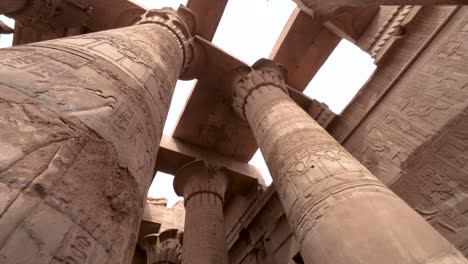 Vista-De-Enormes-Columnas-En-Un-Templo-Antiguo-En-Kom-Ombo,-Egipto