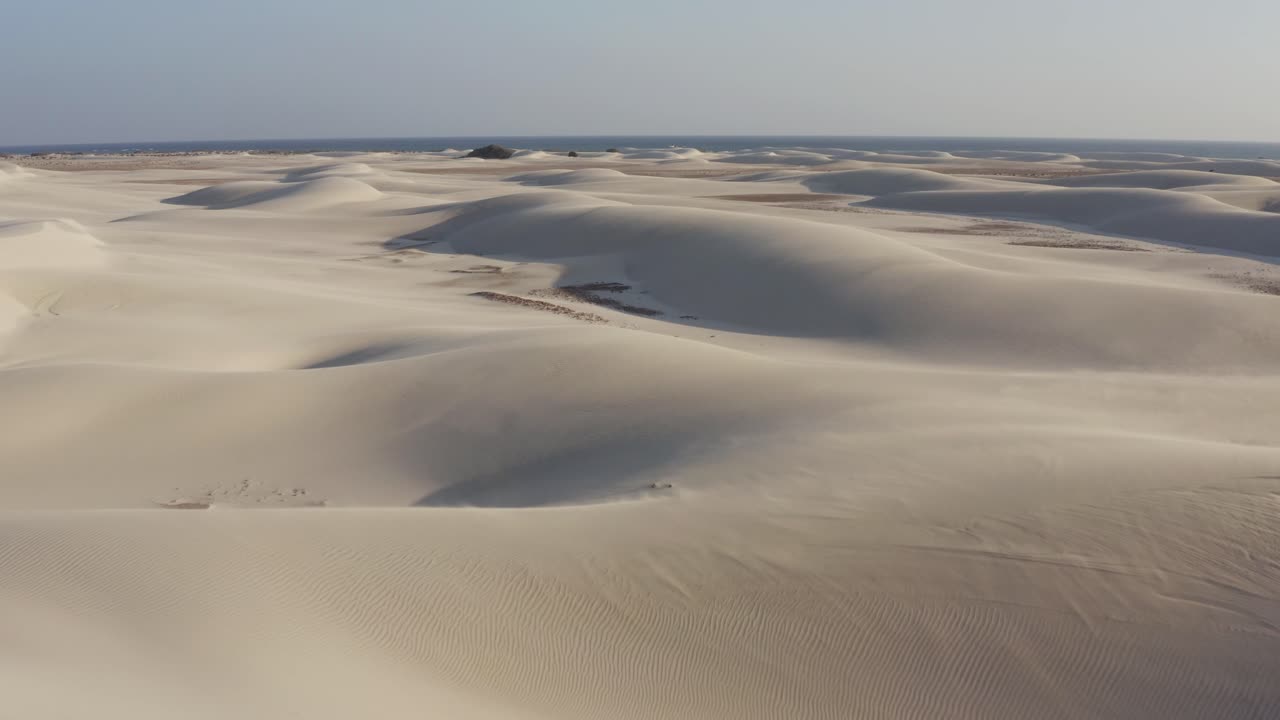 un desierto de arena en la costa del océano índico de la isla de socotra
