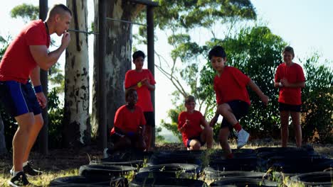 Entrenador-Entrenando-A-Niños-En-El-Campo-De-Entrenamiento.