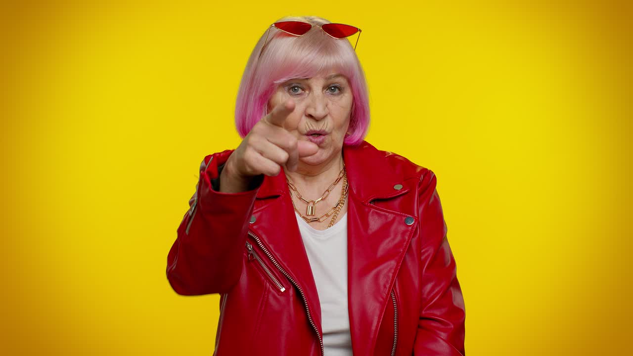 Donna sorpresa con giacca rossa e capelli rosa