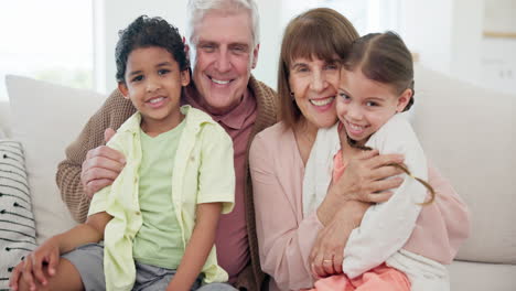 cara, sonrisa y abuelos con niños en casa