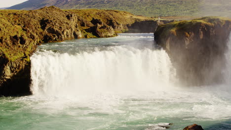 increíble vista panorámica del río skjálfandafljót como si fluyera sobre las cascadas de godafoss en islandia