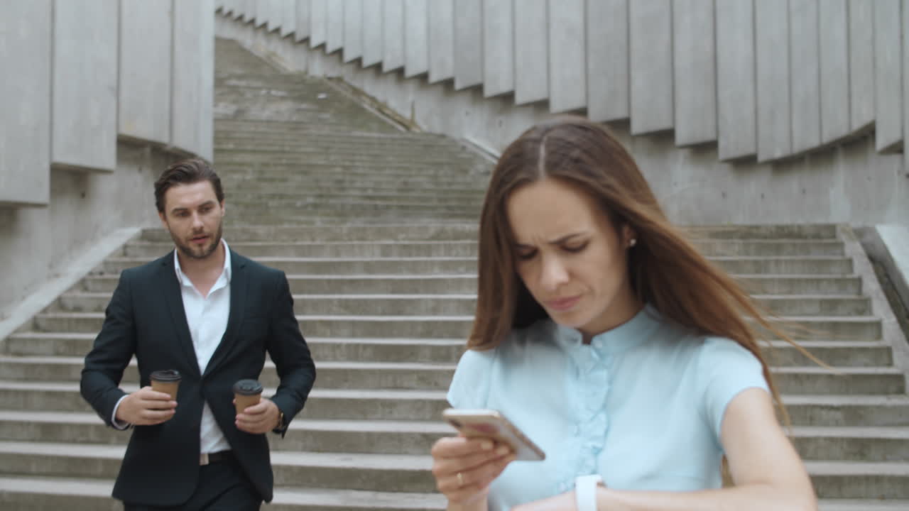 야외에서 동료와 만나는 사업가