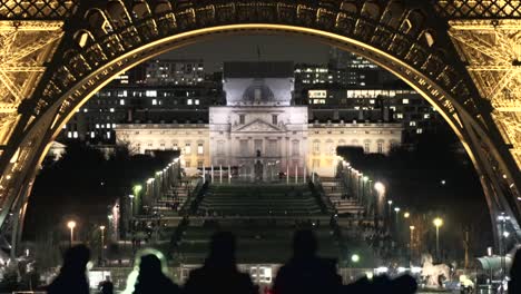 Nacht-Von-Paris,-Blick-Durch-Den-Eiffelturm-Zum-Trocadero-Garten