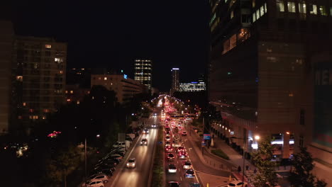 Los-Reenvíos-Vuelan-Por-Encima-Del-Atasco-De-Tráfico-En-Las-Calles-De-La-Ciudad-Por-La-Noche.-Larga-Cola-De-Autos-Esperando-Antes-De-La-Intersección-De-La-Carretera.-Varsovia,-Polonia