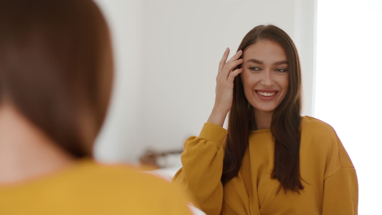 mujer mirándose en el espejo