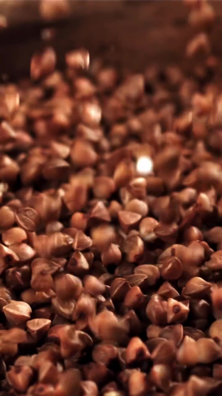 Primo piano di chicchi di grano saraceno che cadono