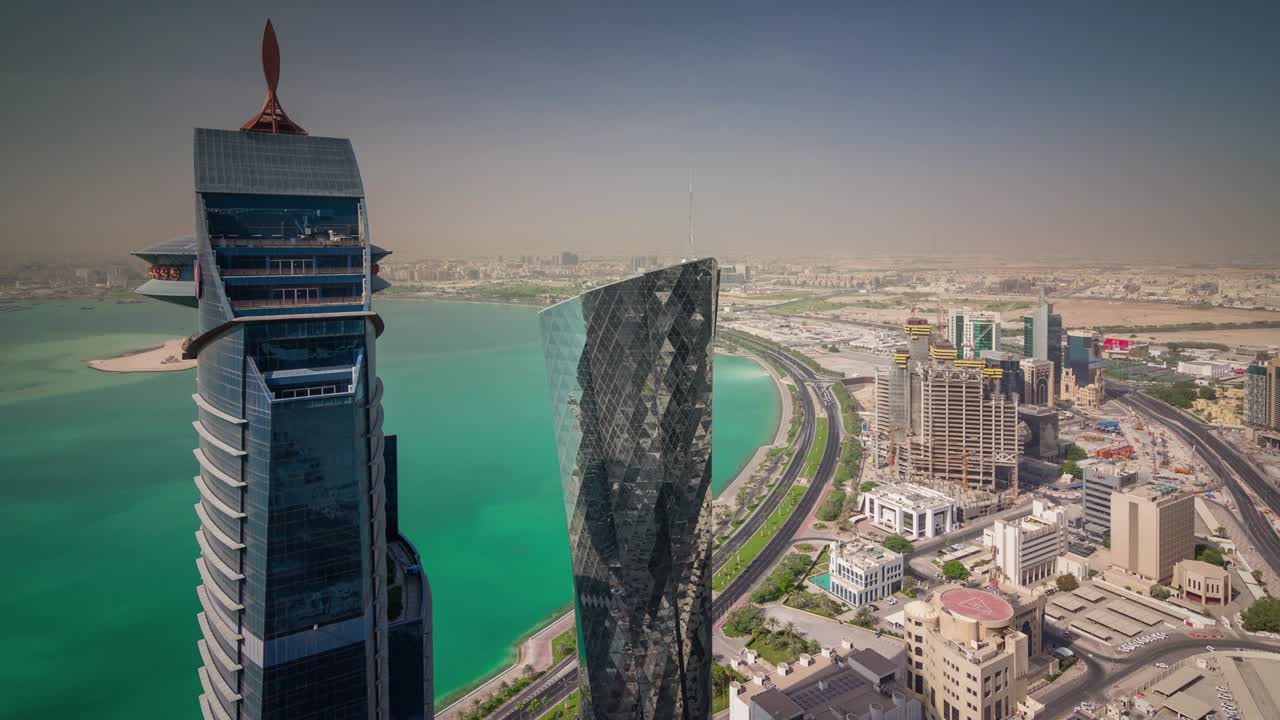 tramonto giorno soleggiato città di doha corniche bay marina tetto panorama 4k time lapse qatar