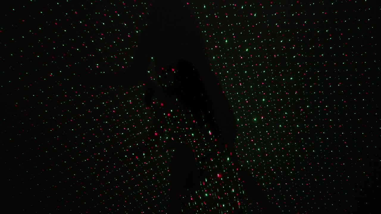 actuación de danza femenina abstracta en una habitación oscura iluminada con láser