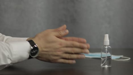 hombre usando una botella de spray de alcohol líquido con las manos. coronavirus