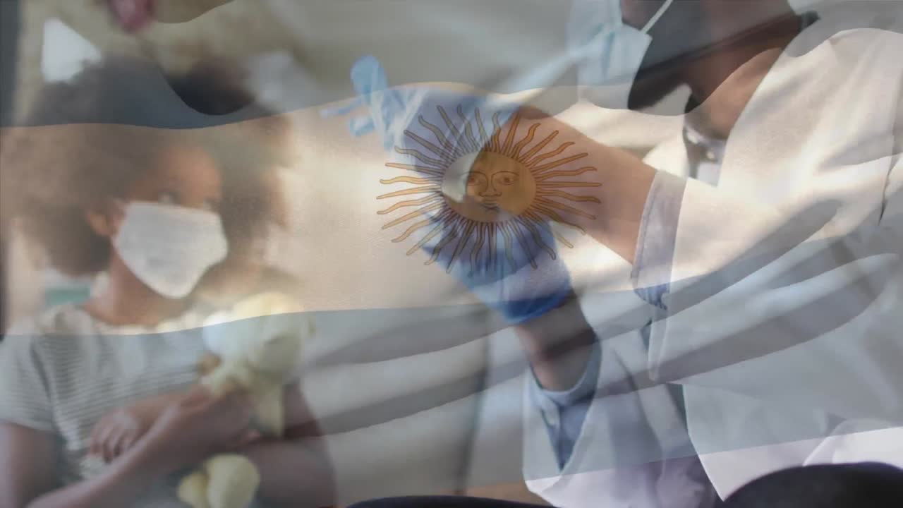 animación de la bandera de argentina ondeando sobre un médico que usa una máscara facial y vacuna a un niño