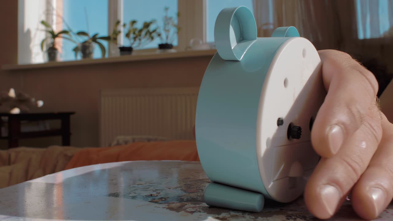 남자 손의 클로즈업, 알람을 끄기 위해 알람 시계를 두드리는 모습, 아침 알람, 4k 비디오, 느린 움직임, 23.98fps