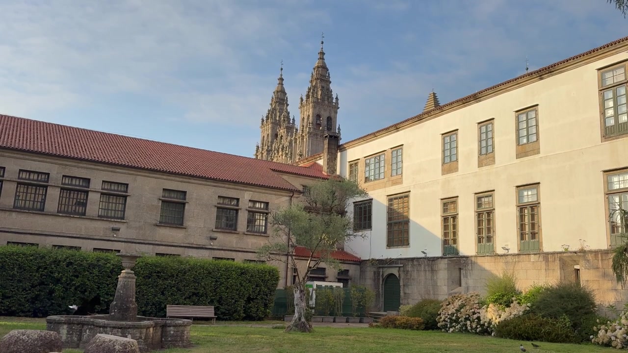 Edificio emblemático con la catedral de Santiago de Compostela de fondo
