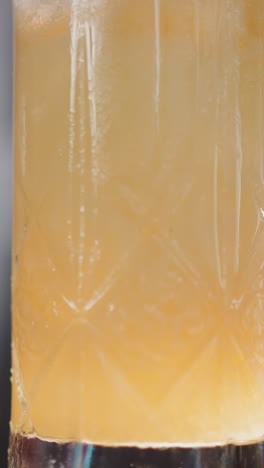 un vaso de cóctel fresco con jugo de fruta de primer plano. bebida refrescante para satisfacer las papilas gustativas en el bar. cóctel de bebida larga exótica para celebraciones