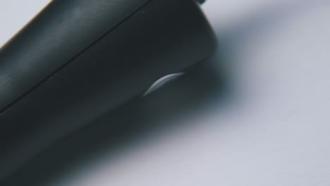 el cargador del coche con el cable de conexión se encuentra en una superficie blanca