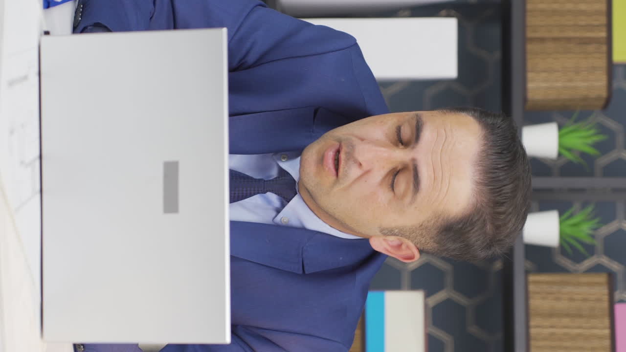 video vertical de un hombre de negocios enfermo tosiendo y no sintiéndose bien.