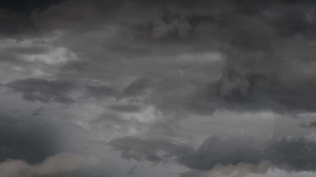 cielo oscuro con lluvia y nubes 4k