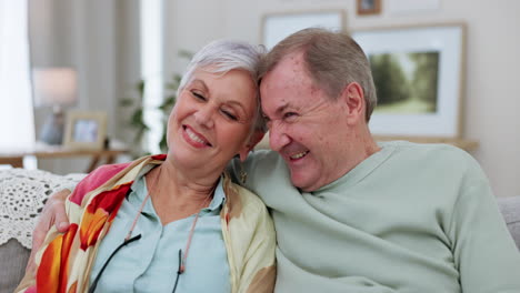 Abrazo,-Hogar-O-Pareja-De-Ancianos-En-Un-Sofá