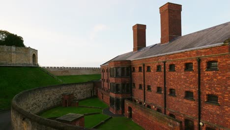 Sonnenuntergang-Blick-Auf-Das-Innengelände-Des-Berühmten-Lincoln-Castle