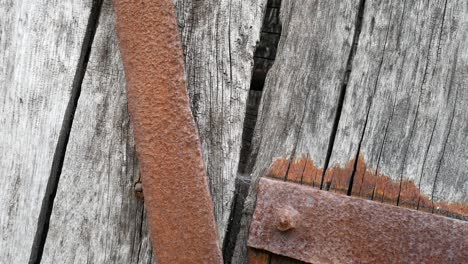 sucio vintage dañado madera con textura de madera y soportes de acero envejecido oxidado telón de fondo dolly lento a la derecha