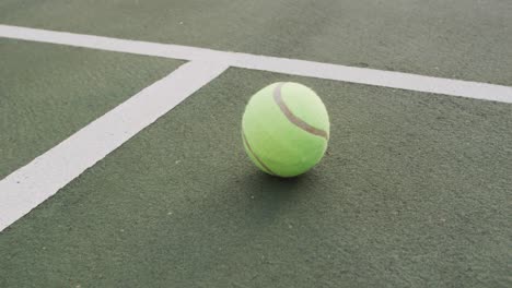 Video-De-Una-Pelota-De-Tenis-Tirada-En-Una-Cancha-De-Tenis.