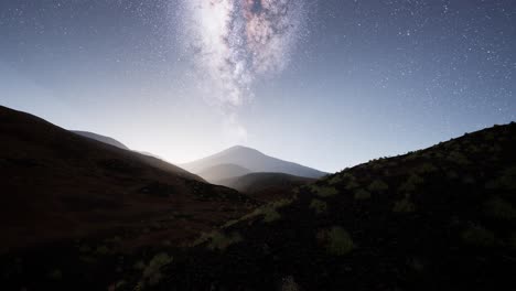 Estrellas-De-La-Vía-Láctea-Sobre-Las-Montañas-Del-Desierto