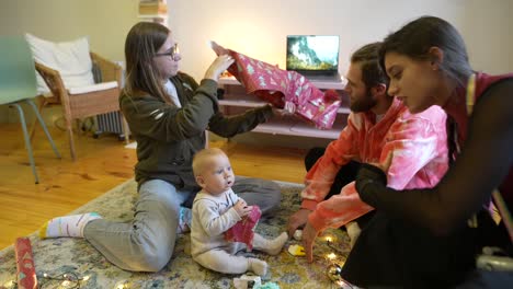 envoltura de regalos familiares en casa para navidad