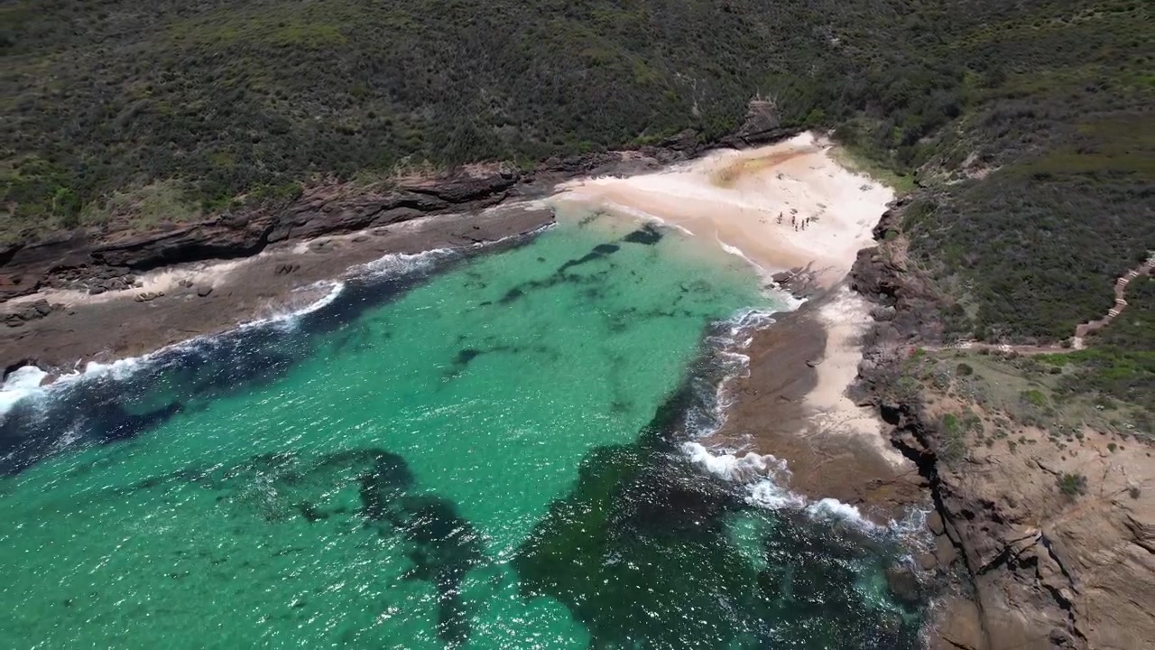 Spiaggia di Bongon con oceano turchese nel Nuovo Galles del Sud, Australia - Ripresa aerea.