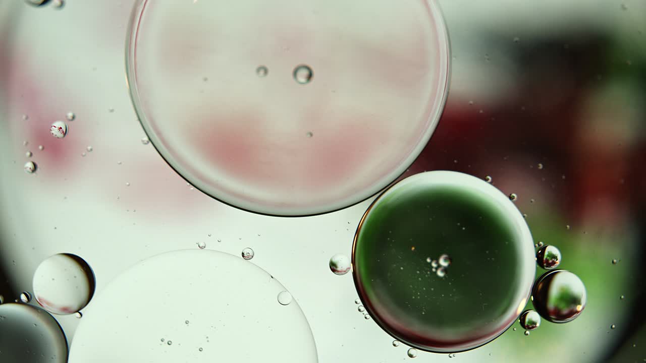 추상적인 다채로운 음식 기름 방울 거품과 구가 흐르고