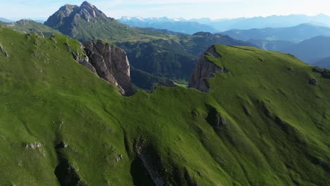 una vista impresionante de las exuberantes laderas verdes de las dolomitas del tirol del sur