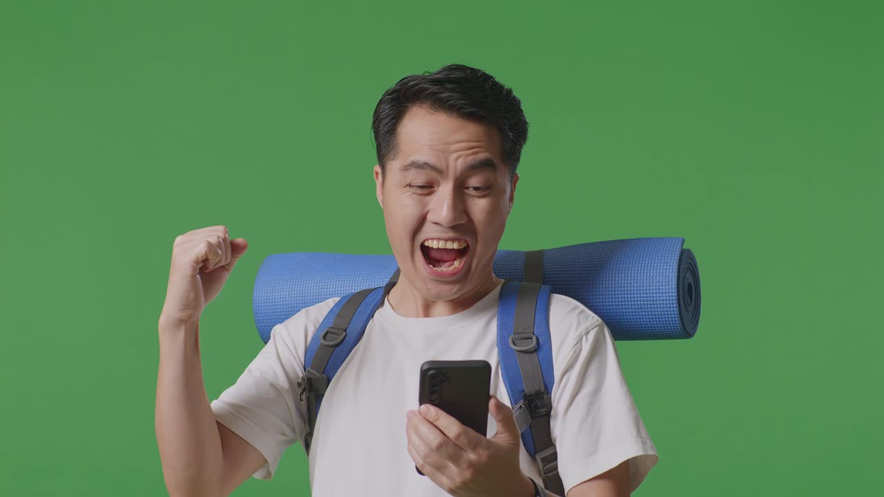 viajero feliz comprobando el teléfono inteligente