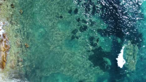 Vista-Aérea-De-Arriba-Hacia-Abajo-Del-Agua-De-Mar-Cristalina