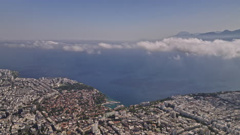 Antalya-Turquía-Aérea-V77-Drone-De-Gran-Altitud-Sobrevolando-El-Centro-De-La-Ciudad-Capturando-El-Paisaje-Urbano-Satelital-A-Través-De-Los-Barrios-Costeros-Delimitados-Por-El-Hermoso-Mar-Mediterráneo---Filmado-Con-Mavic-3-Cine---Julio-De-2022