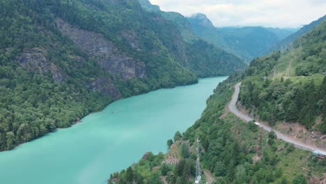 vista aérea desde un dron de un río entre montañas y la hermosa naturaleza en georgia