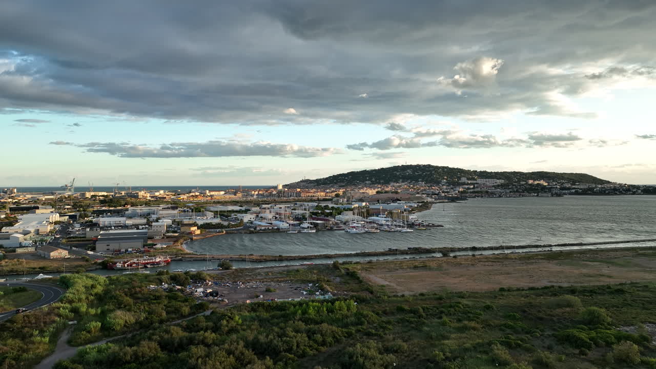 la colina de sete llena de casas de lujo, tomada desde el aire en el sur de francia.