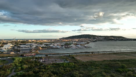 Sete-Colina-Llena-De-Casas-De-Lujo-Toma-Aérea-Al-Sur-De-Francia