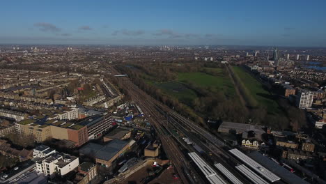 Barrio-De-Finsbury-En-Londres,-Inglaterra,-En-Drone,-Estación-De-Tren-Y-Parque.