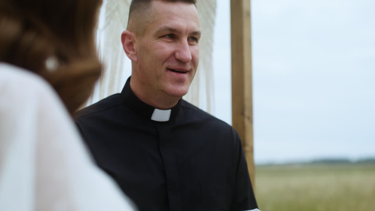 이성애자 커플이 결혼하고 있습니다.