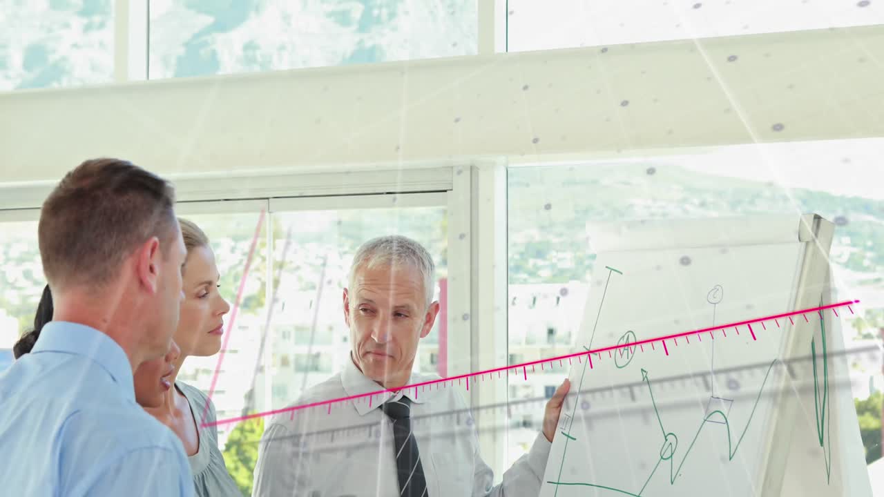 анимационная стрелка на графике над различными коллегами, обсуждающими стратегию на доске в офисе