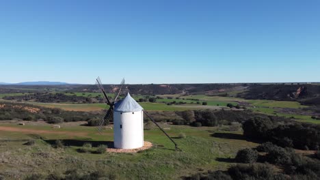 Orbitale-Luftszene-Einer-Traditionellen-Weißen-Windmühle-Inmitten-Grüner-Mittelalterlicher-Wiesen