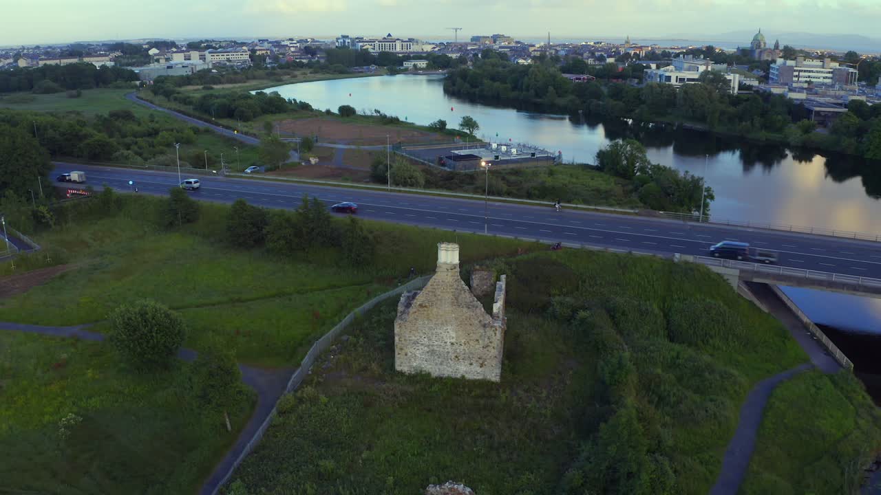 retiro y subida desde el castillo de terryland en el río corrib, galway, irlanda, junto a la bulliciosa autopista.