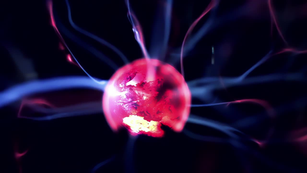 lámpara de plasma, los filamentos de plasma se extienden desde el electrodo interior pareciendo el planeta tierra. de cerca. resolución 4k.