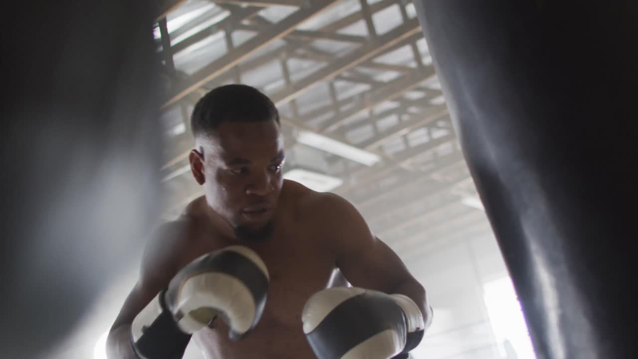Video di uomo afroamericano atletico che fa boxe in palestra